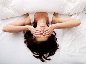 why are my eyes dry when i wake up