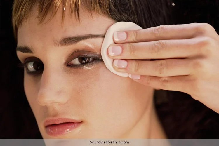 Remove Mascara from Sensitive Dry Eyes