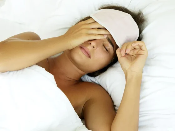 why are my eyes so dry when i wake up